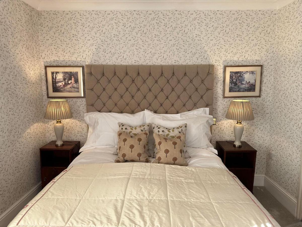 Burford Lodge Hotel - Adults Only ภายนอก รูปภาพ
