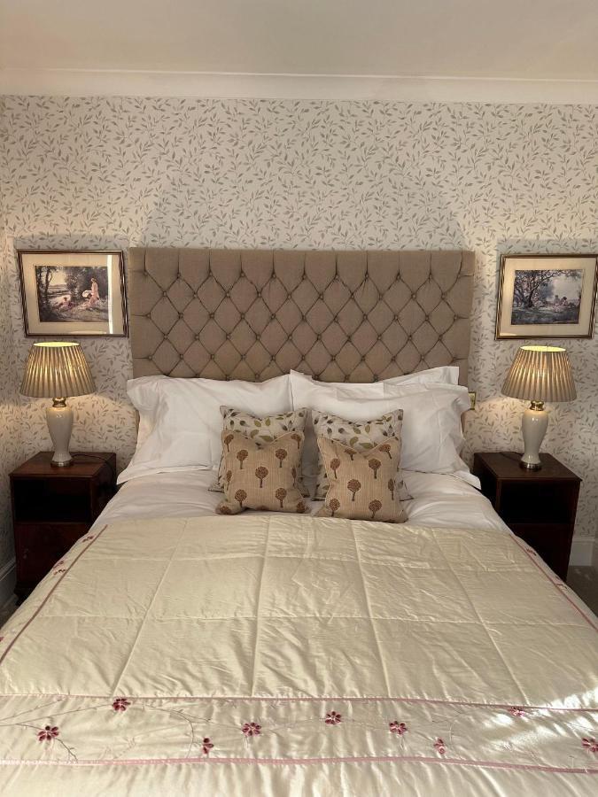 Burford Lodge Hotel - Adults Only ภายนอก รูปภาพ